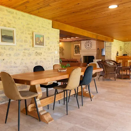Vakantiehuis Lou Cantou Sur Lunain-piscine & Nordique